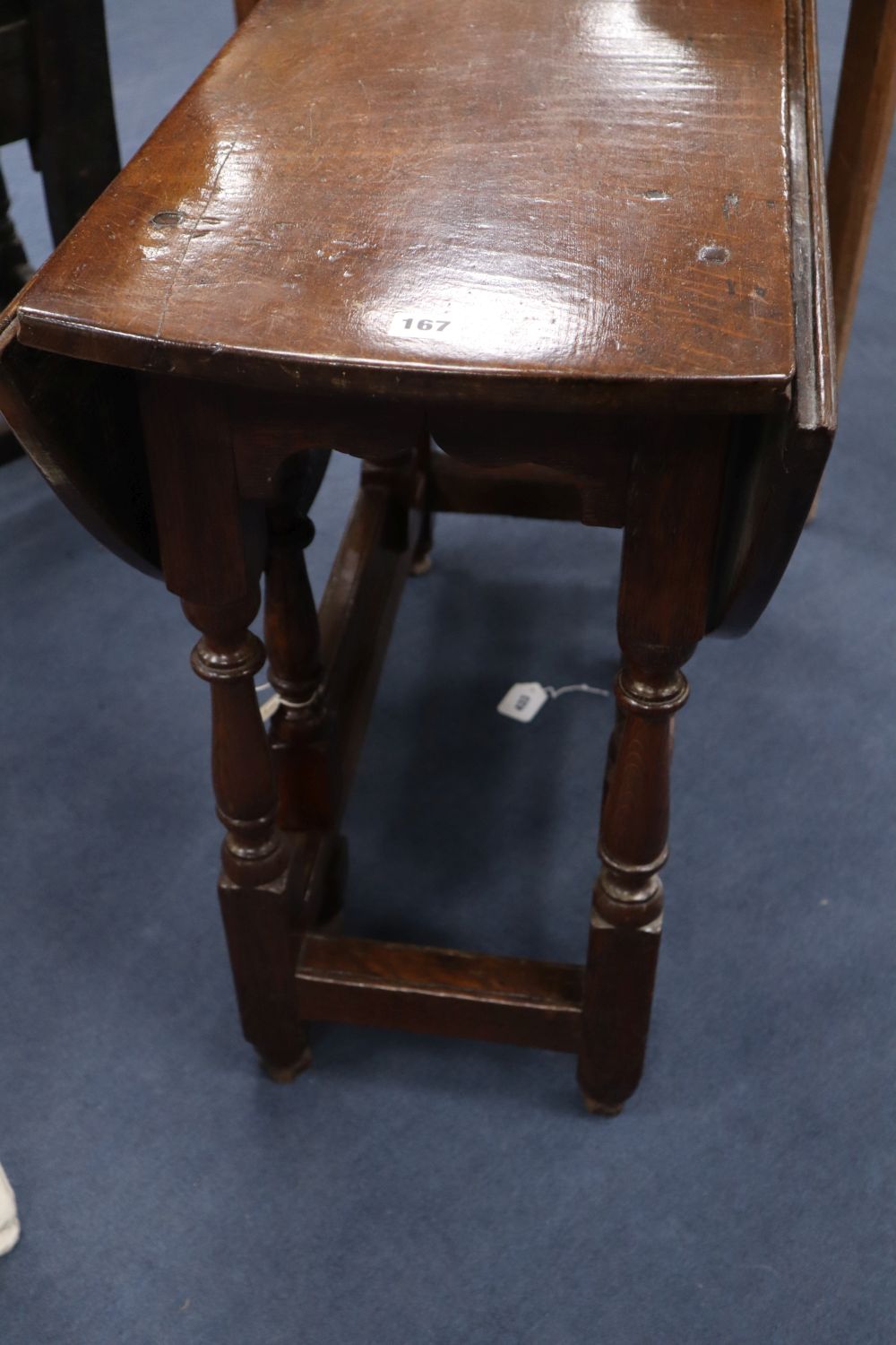 An 18th century oval gateleg table having baluster-turned underframe, width 91cm